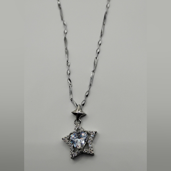 Jewelry - Elegant Silver Star Pendant Necklace